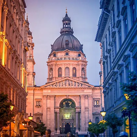 Stunning 3brm 3bath Julie Balcony & Views Apartment Budapest