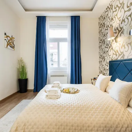 Stunning 3brm 3bath Julie Balcony & Views Apartment Budapest