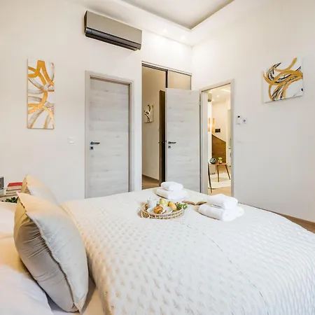 Apartman Stunning 3brm 3bath Julie Balcony & Views *