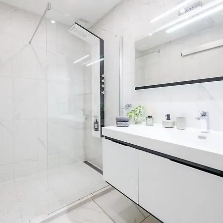 Stunning 3brm 2bath Julie Balcony & Views *