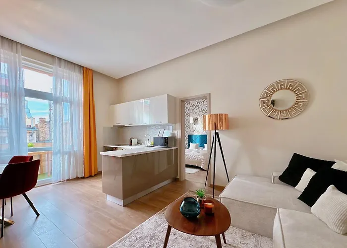 Stunning 3brm 2bath Julie Balcony & Views * Budapesta