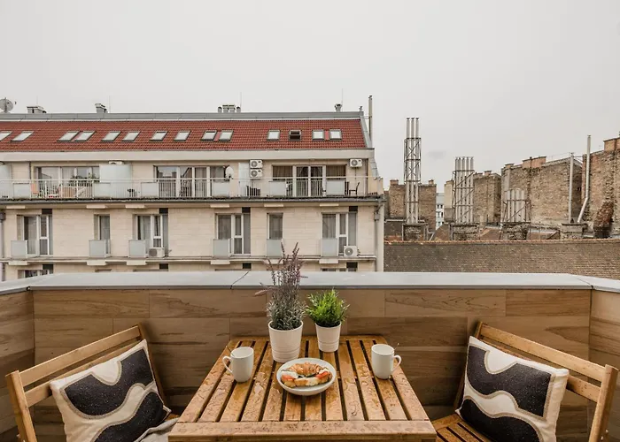 Stunning 3brm 2bath Julie Balcony & Views Apartament *