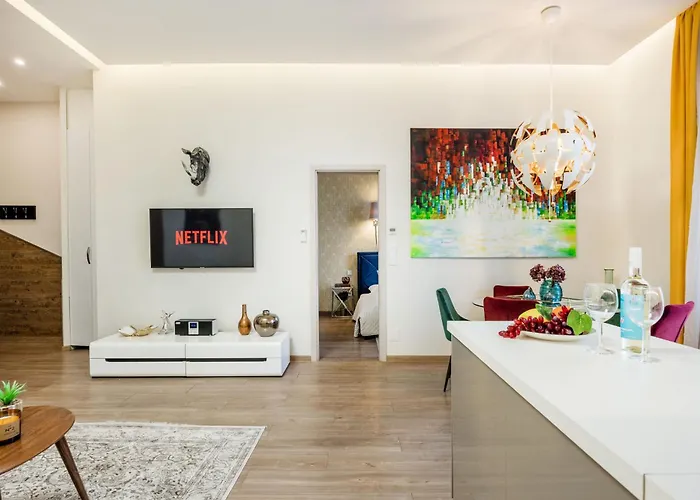 Stunning 3brm 2bath Julie Balcony & Views Apartament Budapesta