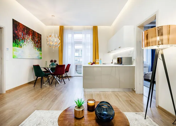 Stunning 3brm 2bath Julie Balcony & Views *