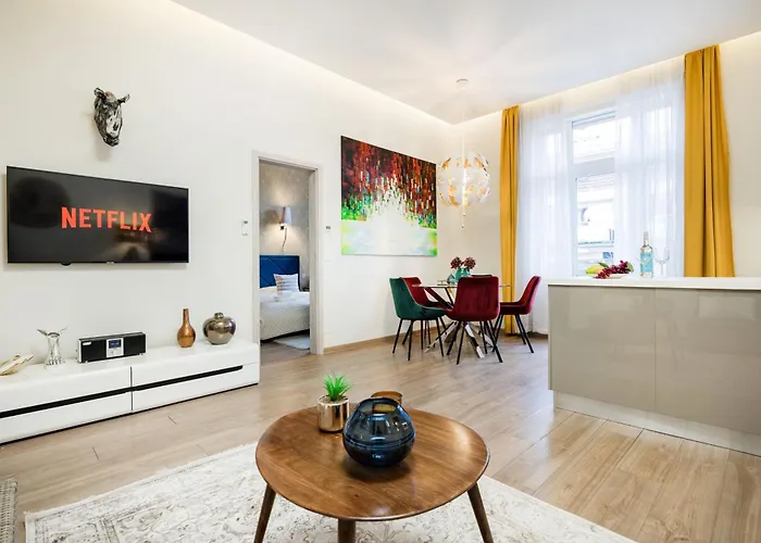 Stunning 3brm 2bath Julie Balcony & Views * Budapesta