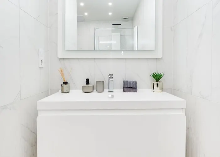 Stunning 3brm 2bath Julie Balcony & Views Apartament