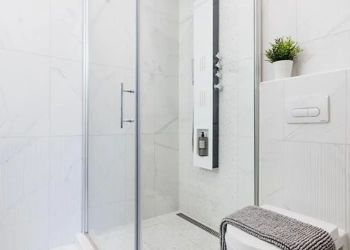 Stunning 3brm 2bath Julie Balcony & Views Apartament *