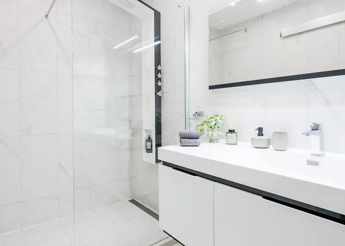 Stunning 3brm 2bath Julie Balcony & Views *