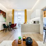 Stunning 3brm 3bath Julie Balcony & Views *