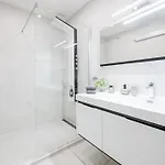 Stunning 3brm 3bath Julie Balcony & Views *