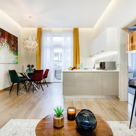 Stunning 3brm 2bath Julie Balcony & Views *