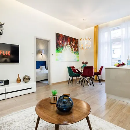 Stunning 3brm 3bath Julie Balcony & Views * Budapeste