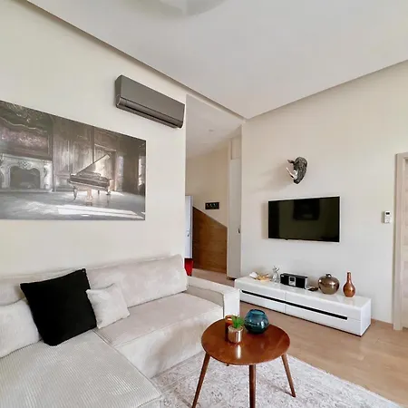 Stunning 3brm 3bath Julie Balcony & Views Budapeszt