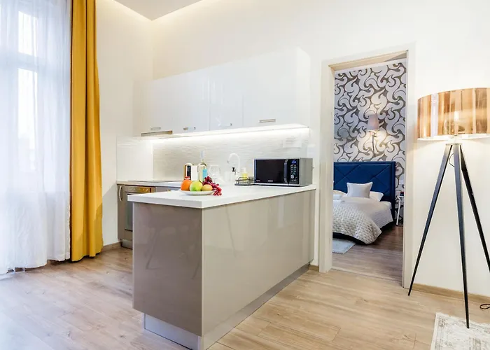 Stunning 3brm 3bath Julie Balcony & Views * Budapest